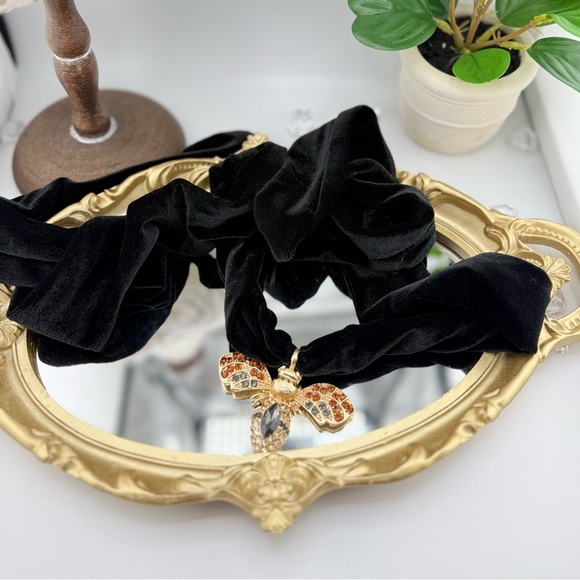 Black Velvet Ribbon Necklace with Jeweled Bee Pendant - Picture 10 of 17